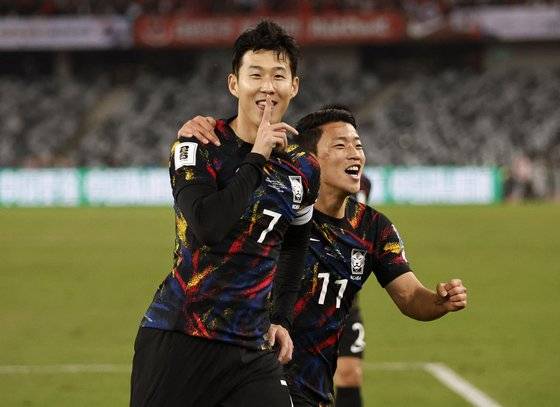 21일 중국 선전 유니버시아드 스포츠센터에서 열린 2026 북중미 월드컵 아시아 2차 예선 한국과 중국의 경기. 대표팀 손흥민이 페널티킥으로 선취골을 넣은 뒤 세리머니를 하고 있다. 로이터=연합뉴스