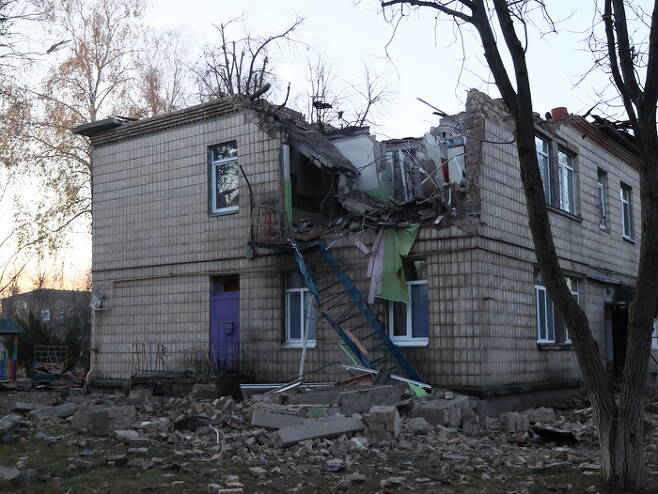 지난 24일 새벽 러시아의 드론공격을 받아 부서진 우크라이나 키이우의 건물. [사진 출처=연합뉴스]