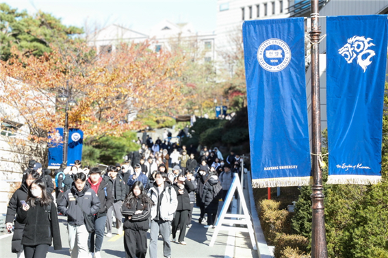2024학년도 상경 계열 논술고사를 마친 수험생들이 25일 오전, 논술고사 장소인 서울 성동구 한양대 서울캠퍼스를 빠져나가고 있다. 사진=한양대학교 제공