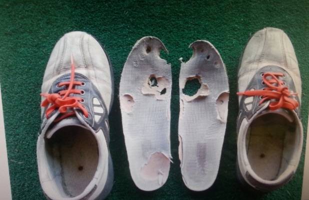 박현경이 중학교 1학년쯤에 신었던 골프화. 깔창 앞쪽이 너덜너덜해졌다. 박세수씨 제공