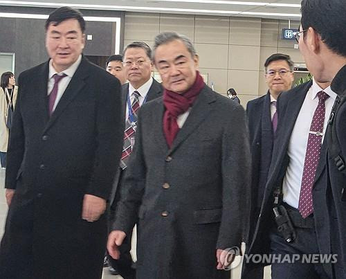 방한한 왕이 중국 외교부장 (부산=연합뉴스) 김효정 기자 = 왕이 중국 공산당 중앙정치국 위원 겸 외교부장이 25일 오후 김해국제공항에 도착해 취재진의 질문을 받고 있다.
    왕 부장은 오는 26일 열리는 한중일 외교장관회의에 참석하기 위해 2년여 만에 방한했다. 2023.11.25 kimhyoj@yna.co.kr