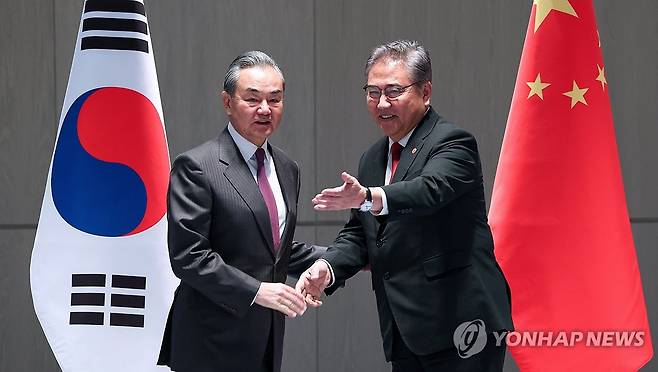 부산서 만난 한중 외교장관 (부산=연합뉴스) 손형주 기자 = 26일 오전 부산 해운대구 시그니엘 부산에서 열린 한중 외교장관 양자회담에서 박진 외교부장관이 왕이 중국 공산당 중앙정치국 위원 겸 외교부장과 악수하고 있다. 2023.11.26 [공동취재] handbrother@yna.co.kr