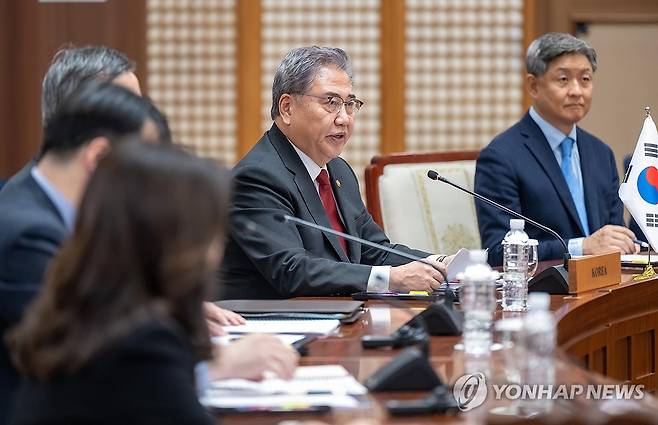 한일중 외교장관회의 발언하는 박진 (부산=연합뉴스) 손형주 기자 = 26일 오후 부산 해운대구 APEC누리마루에서 열린 한일중외교장관회의에서 박진 외교부 장관이 발언하고 있다. 2023.11.26 [공동취재] handbrother@yna.co.kr