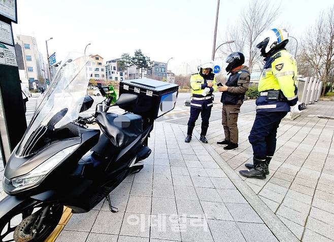 이천일·문성준 경위가 교통법규를 위반한 오토바이 운전자를 단속하고 있다.(사진=정재훈기자)