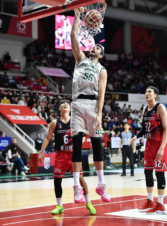 26일 안양 정관장과의 경기에서 원핸드 덩크를 꽂아 넣고 있는 원주 DB 제프 위디 사진=KBL