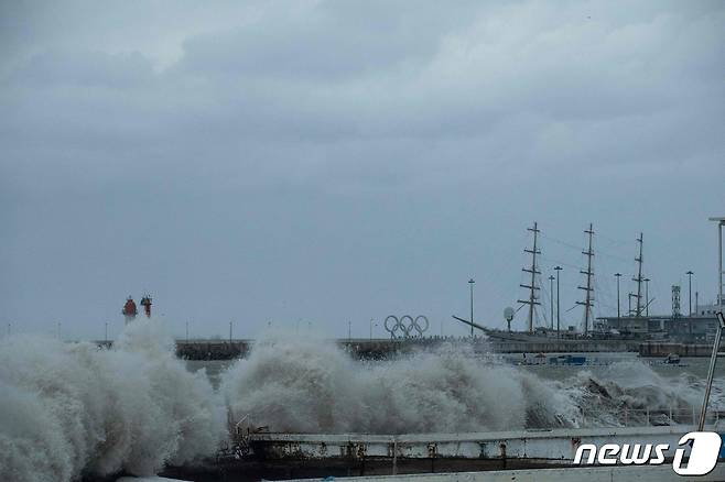 흑해 휴양도시 러시아 소치 해안가를 파도가 덮치고 있다.2027.11.27.  ⓒ AFP=뉴스1