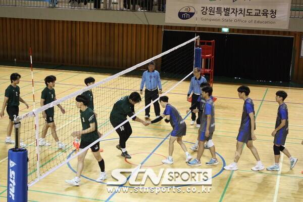 26일 강원도 원주에 위치한 육민관 고등학교 체육관에서 '제16회 전국학교스포츠클럽 축전' 9인제 배구 경기가 열렸다. 대회에 참여한 학생들은 치열한 승부를 펼쳤다. 대회 중 심판이 시간을 체크하고 있다. 사진(원주)┃STN스포츠