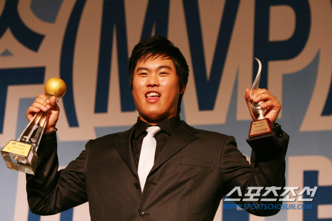 2006 프로야구 시상식에서 사상 최초로 신인왕과 MVP를 차지한 류현진. 조병관기자 rainmaker@