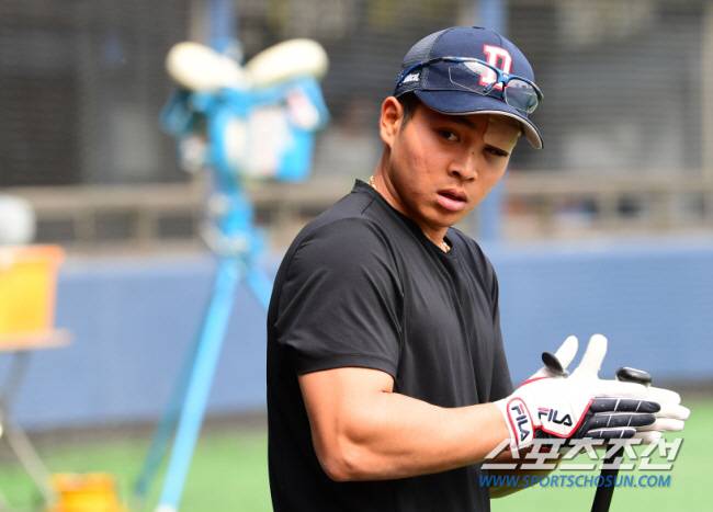 2023 KBO리그 두산베어스와 KIA타이거즈의 경기가 12일 잠실야구장에서 열릴 예정이다. 경기전, 두산 송승환이 눈에 반창고를 붙힌채 훈련을 하고 있다. 송승환은 11일 부산에서 롯데와의 경기를 앞두고 동료의 타구에 왼쪽 눈을 직격으로 맞았다.  잠실=최문영 기자deer@sportschosun.com /2023.05.12/