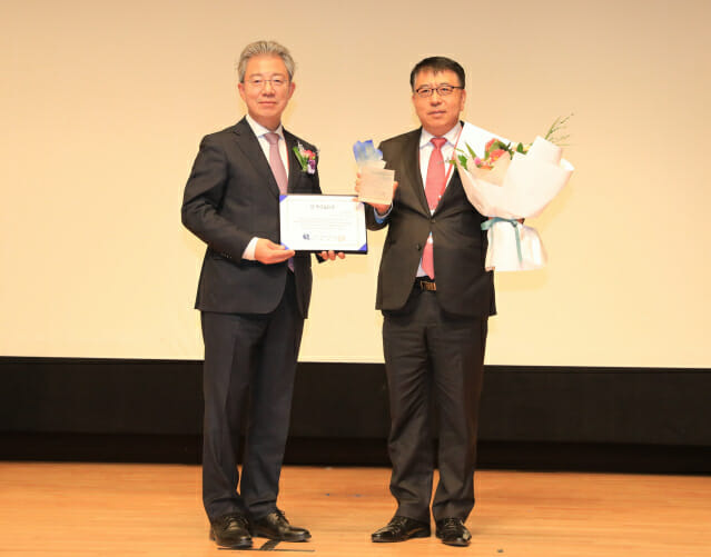 최정일 한국품질경영학회 회장(왼쪽)과 허상국 한전KPS 발전안전사업본부장(부사장)이 CQO상 수여식을 마치고 포즈를 취하고 있다.