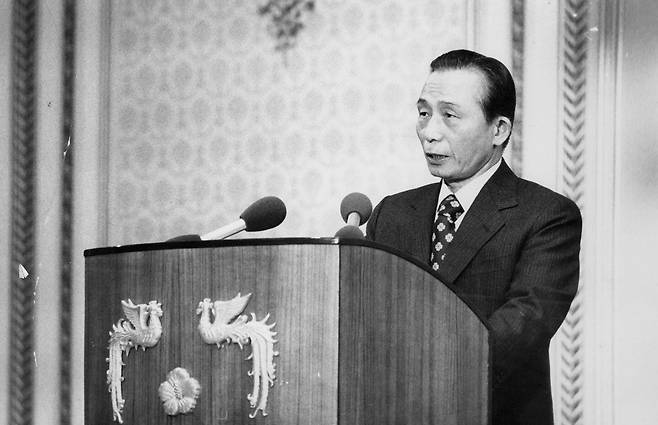 박정희 대통령은 1973년 1차 오일쇼크 직후에 대통령 긴급조치를 발동, 정부의 씀씀이를 줄이고 서민층의 소득을 늘려주는 정책을 시행했다. 연설하고 있는 박 대통령./조선일보 DB