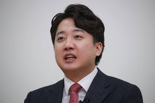 이준석 국민의힘 전 대표가 26일 오후 대구 북구 엑스코에서 '더 나은 미래를 향한 우리의 고민'을 주제로 열리는 토크콘서트에 앞서 기자회견에 참석해 취재진 질문에 답하고 있다. /뉴스1