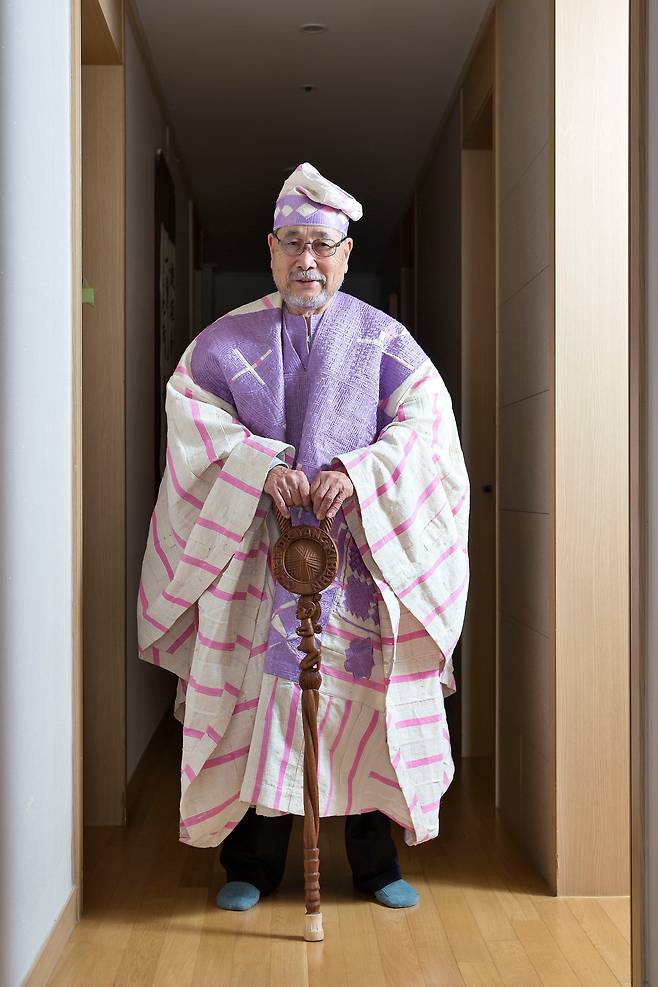 한상기 박사가 아프리카 추장 옷과 모자를 착용하고 추장을 상징하는 나무 지팡이를 짚었다. 한 박사는 카사바를 개량해 식량난 해결에 기여한 공로로 1983년 추장으로 정식 추대되면서 이 의상과 지팡이를 선물 받았다. /한준호 영상미디어 기자