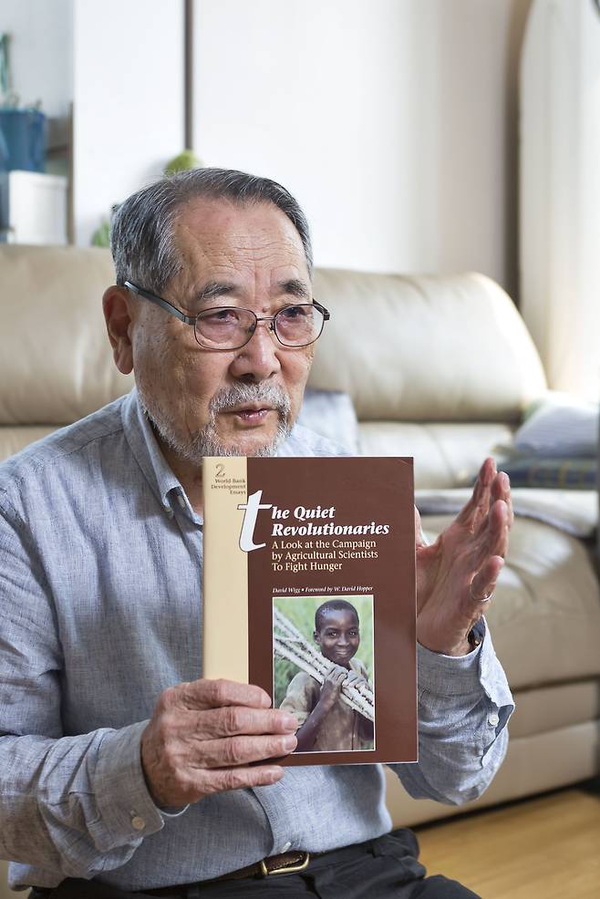 한상기 박사가 자신이 개발한 카사바 개량종을 '수퍼카사바'라고 소개한 세계은행 책자를 보여주며 설명하고 있다. 세계은행은 한 박사를 '조용한 혁명가'라고 칭송했다. /한준호 영상미디어 기자