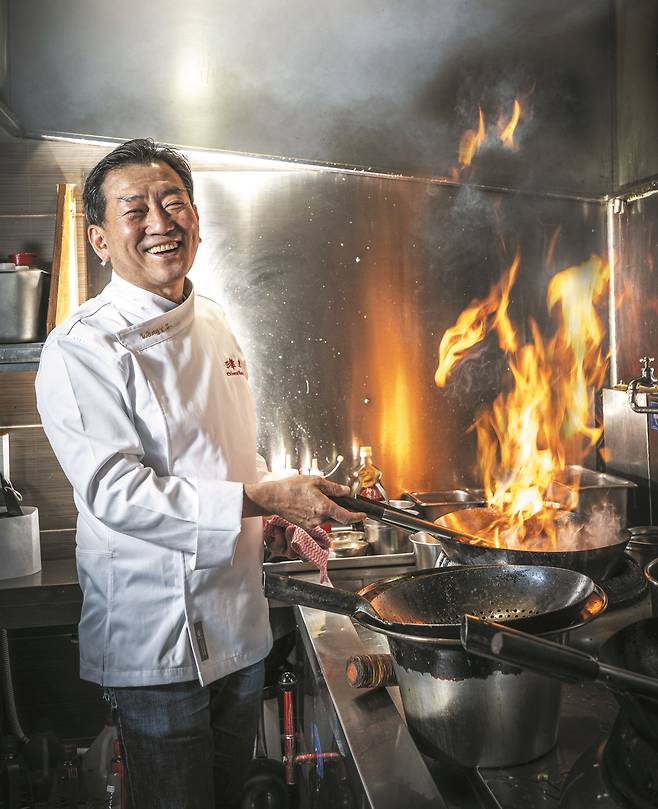 왕육성 사부는 “친절도 웃음도 연습이다. 처음에는 어색해도 연습하면 어느 순간 몸에 배고 습관이 된다. 요리 기술도 실력이지만 웃는 얼굴도 기술이다. 사실 더 중요하다”고 했다./이신영 영상미디어 기자