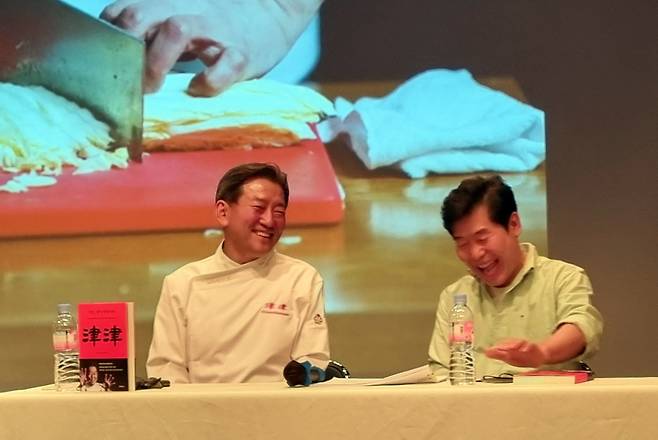 지난달 25일 열린 '진진, 왕육성입니다' 출간 기념회에서 참석한 이연복 셰프(오른쪽)./김성윤 기자