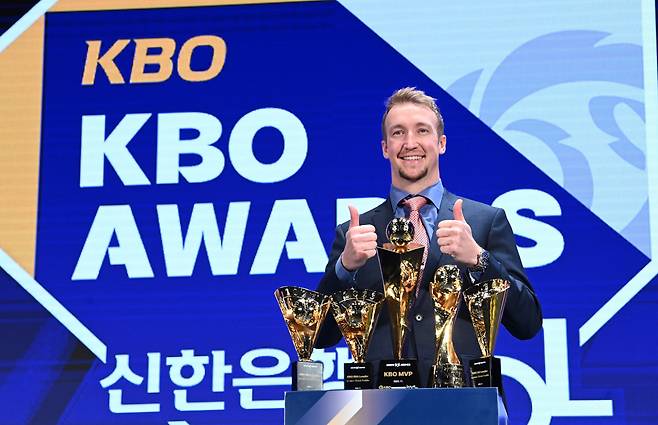 에릭 페디가 27일 2023 KBO(한국야구위원회) 시상식에서 받은 MVP(최우수 선수) 등 트로피 5개를 앞에 두고 포즈를 취했다. /허상욱 스포츠조선 기자