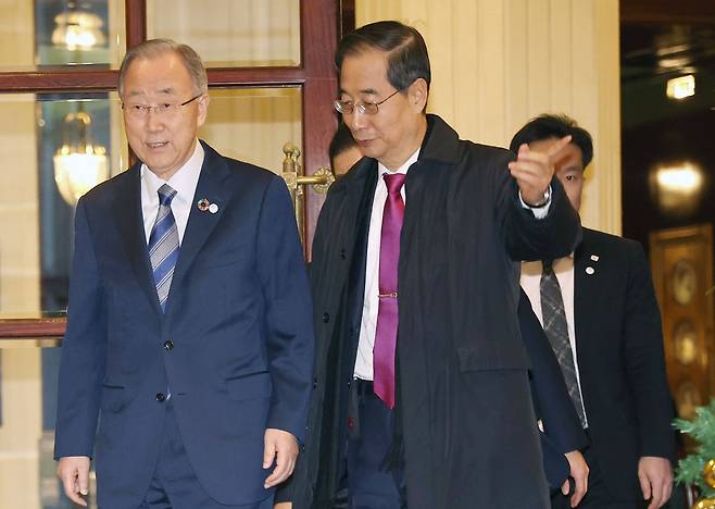 한덕수 국무총리(오른쪽)가 2030 부산 세계박람회 유치를 결정할 제173차 세계박람회 기구(BIE) 총회를 하루 앞둔 27일 오전(현지시간) 막바지 유치 활동을 하기 위해 프랑스 파리 르 그랑 인터콘티넨탈 호텔에서 반기문 전 유엔사무총장을 만나 이동하고 있다. /연합뉴스