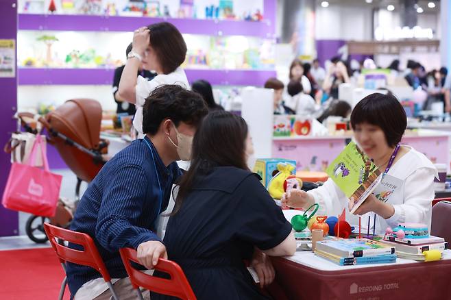 지난 9월 서울 강남구 코엑스에서 열린 한 박람회에서 학부모들이 영어교육 상담을 받고 있다.