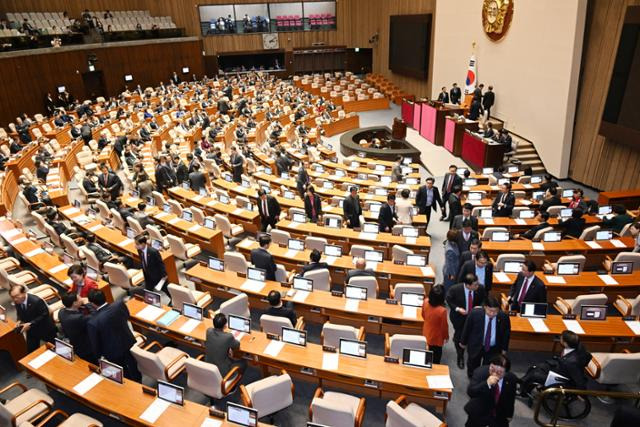 국민의힘 의원들이 9일 국회에서 노란봉투법 표결을 앞두고 본회의장에서 퇴장하고 있다. 고영권 기자