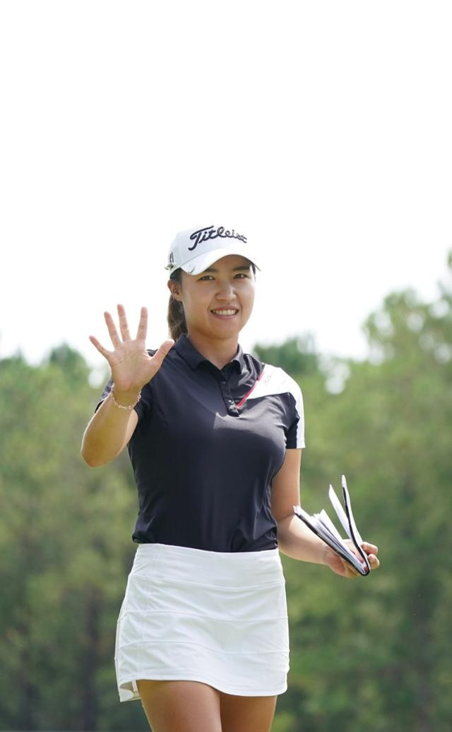 2024시즌 LPGA 1부 투어 출전권을 획득한 강민지가 LPGA 2부 투어인 엡손 투어에서 경기 도중 손을 흔들어 보이고 있다. 크라우닝 제공