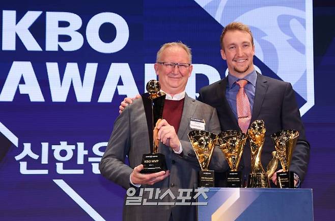 2023 KBO 시상식이 27일 오후 서울 중구 소공동 웨스틴조선호텔에서 열렸다. MVP로 선정된 NC 페디가 시상식 후 아버지와 함께 수상한 트로피를 앞에 두고 포즈를 취하고 있다. MVP와 신인상 수상자는 정규시즌 종료 후 한국야구기자회 소속 언론사 기자 및 각 지역 언론 담당 기자들의 사전 온라인 투표로 정해졌다. 김민규 기자 mgkim1@edaily.co.kr /2023.11.27/