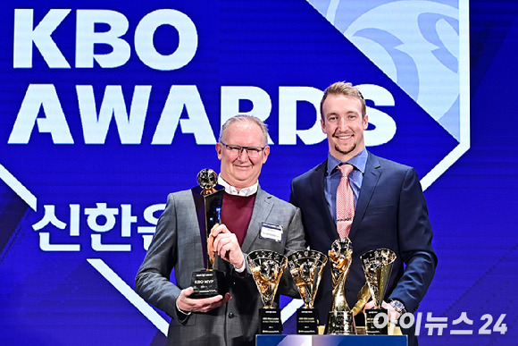 MVP를 수상한 NC 페디가 27일 오후 서울 중구 웨스틴 조선 서울에서 열린 '2023 KBO 시상식'에서 아버지 스캇 페디와 함께 기념촬영을 하고 있다. [사진=곽영래 기자]