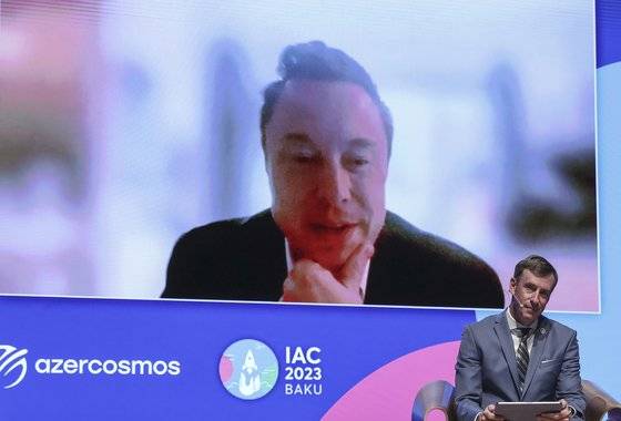 지난달 5일 아제르바이잔의 수도 바쿠에서 열린 국제우주대회(IAC)에서 스페이스X의 최고경영자(CEO) 일론 머스크가 화상으로 나와 연설하고있다. [로이터=연합뉴스]
