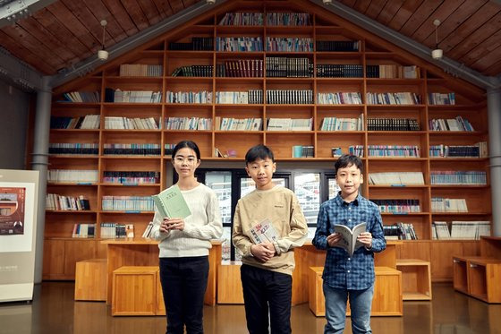 박리안·유정현 학생기자와 이예준 학생모델(왼쪽부터)이 인천에 있는 한국근대문학관을 찾아 1800년대 말부터 광복 이후까지 다양한 근대문학 작품을 만났다.