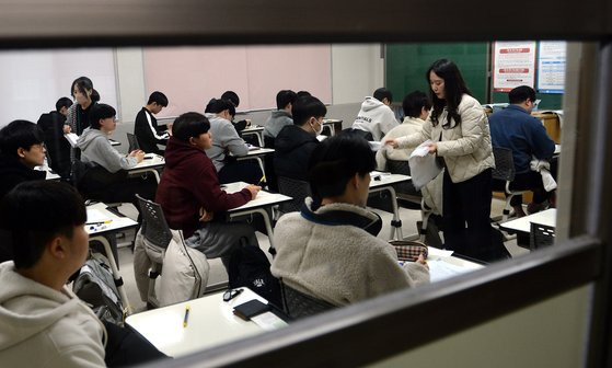 2024학년도 대학수학능력시험이 치러진 지난 16일 오전 대전 한밭고를 찾은 수험생들이 1교시 국어영역시험을 기다리고 있다. 프리랜서 김성태