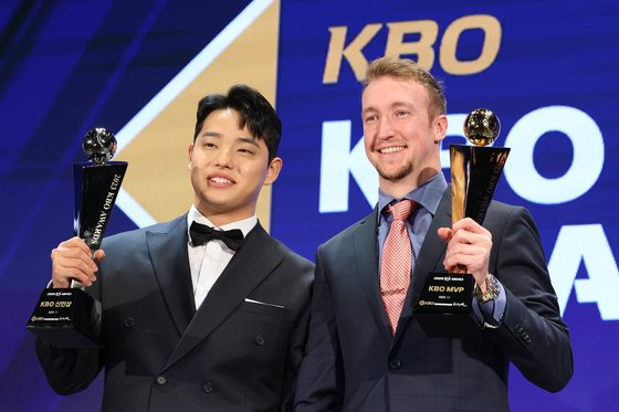 신인왕 수상자 문동주(왼쪽)와 MVP 수상자 에릭 페디가 환하게 웃고 있다. 연합뉴스