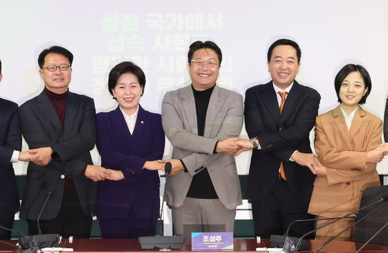 27일 국회 의원회관에서 열린 정치유니온 '세 번째 권력' 비전 발표회에서 참석자들이 기념촬영을 하고 있다.   왼쪽부터 당신과함께 정태근 대표, 한국의희망 양향자 대표, 조성주 세번째권력 공동운영위원장, 새로운선택 창당준비위원회 금태섭 대표, 정의당 류호정 의원. 연합뉴스