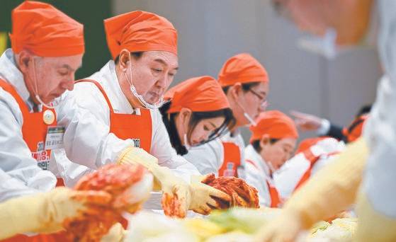 윤석열 대통령과 김건희 여사가 27일 경기도 일산서구 킨텍스에서 열린 ‘나눔과 봉사의 국민 대통합 김장“ 행사에 참석해 김장을 하고 있다. 대통령실사진기자단