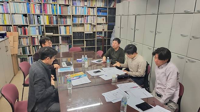 27일 한국기자협회 회의실에서 제49대 한국기자협회 회장 선거관리위원회가 열렸다. 선관위는 이날 등록을 마감한 후보를 대상으로 자격 심사를 벌여 박록삼 시사위크 선임기자, 박종현 세계일보 사회2부장, 최권일 광주일보 정치총괄본부장(이상 기호순) 등 3명을 제49대 한국기자협회장 후보로 확정했다.