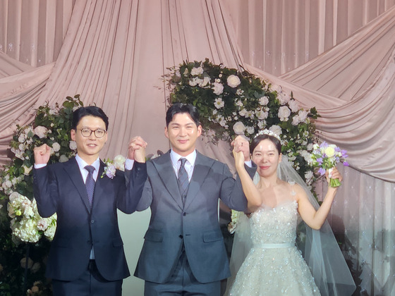 LG Twins captain Oh Ji-hwan, center, attends a fan's wedding on Nov. 26. [JOONGANG ILBO]