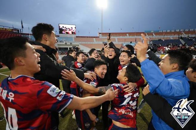 우승을 확정하고 기뻐하는 김천 상무 선수단. 프로축구 연맹