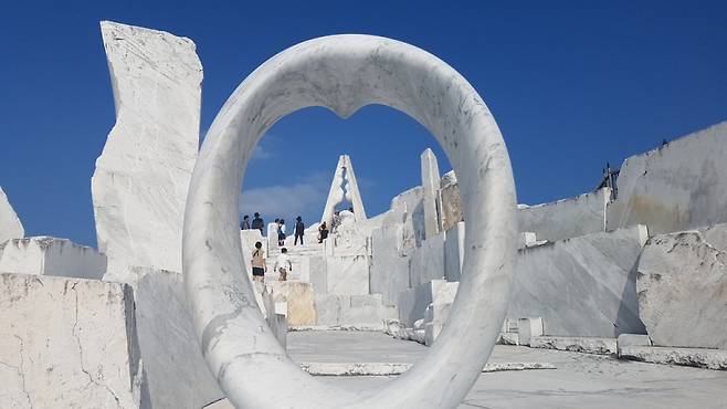 히로시마현  이쿠치섬 사찰 고산지에 있는 대리석 조각공원 '희망의 언덕(The Hill of Hope)'.