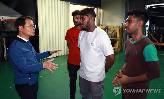 외국인 근로자들과 이야기를 나누고 있는 이정식 고용노동부 장관. 연합뉴스 자료 사진