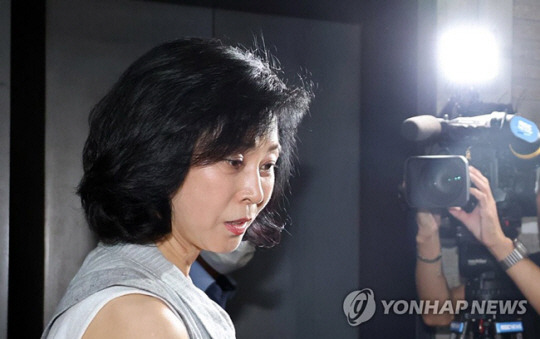 신의진 국민의힘 당무감사위원회 위원장이 지난 1일 서울 여의도 당사에서 회의 참석 전 기자들의 질문에 답하고 있다. 연합뉴스