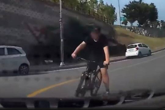 역주행 자전거를 들이받는 사고. 기사와 직접 관련이 없는 사진. 유튜브 ‘한문철TV’ 캡처