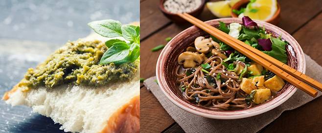 빵에 올린 참기름 아몬드 바질 페스토(왼쪽), 들기름을 넣은 메밀면 샐러드 [123RF]