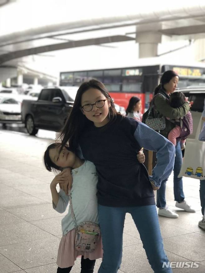 [서울=뉴시스]뇌사 장기기증으로 심장, 폐장, 간장, 신장(좌,우)을 5명에게 기증하고 숨진 故 이예원양과 동생. (사진= 한국장기조직기증원 제공) 2023.11.27. photo@newsis.com.