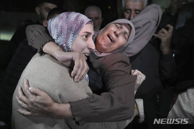 [수르바하르=AP/뉴시스] 25일(현지시각) 이스라엘로부터 석방된 팔레스타인 수감자(왼쪽)가 동예루살렘 인근 수르바하르의 집에 도착해 가족들과 재회하고 있다. 2023.11.26.