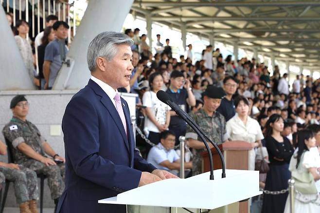 [서울=뉴시스] 이기식 병무청장이 11일 충남 논산 육군훈련소를 방문해 현역병으로 입영하는 장병들을 응원하며 격려사를 하고 있다. (사진=병무청 제공) 2023.09.11. photo@newsis.com *재판매 및 DB 금지