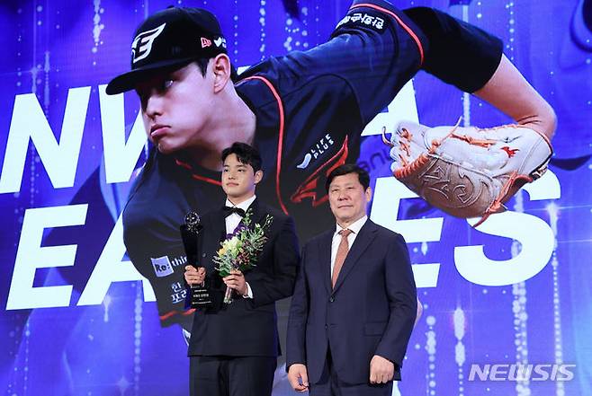 [서울=뉴시스] 고승민 기자 = 27일 서울 웨스틴조선호텔 서울에서 열린 2023 신한은행 SOL KBO 시상식에서 한화 문동주가 신인상을 수상한 뒤 허구연 총재와 기념촬영하고 있다. 2023.11.27. kkssmm99@newsis.com