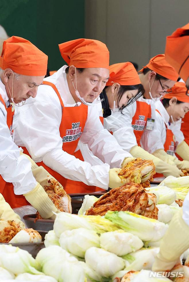 [고양=뉴시스] 조수정 기자 = 윤석열 대통령과 부인 김건희 여사가 27일 경기 고양시 킨텍스에서 열린 나눔과 봉사의 국민 대통합 김장 행사에서 김치를 담그고 있다. 2023.11.27 chocrystal@newsis.com