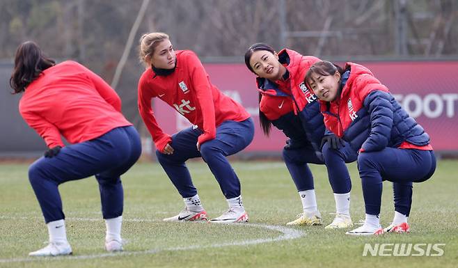 [파주=뉴시스] 김진아 기자 = 여자축구대표팀 케이시 유진 페어, 최유리 등 선수들이 27일 경기 파주 국가대표트레이닝센터(NFC)에서 훈련을 하고 있다. 이번 소집훈련은 별도의 대표팀 평가전은 진행하지 않으며, 경기 감각을 유지하고 전술 완성도를 높여 내년 2월 말 예정된 친선전을 대비한다. 2023.11.27. bluesoda@newsis.com