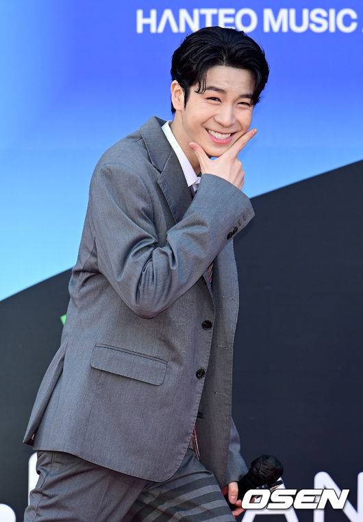 [OSEN=김성락 기자] 10일 오후 서울 송파구 잠실실내체육관에서 '30주년 한터뮤직어워즈&nbsp;2022' 레드카펫 행사가 열렸다. 가수 정동원이 취재진을 향해 포즈를 취하고 있다. 2023.02.10 /ksl0919@osen.co.kr