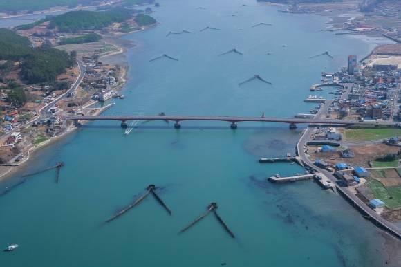 세계중요농업유산 등재를 추진하는 경남 남해 죽방렴 어업. 물살이 드나드는 좁은 바다 물목에 V자형 구조물로 대나무발 그물을 세워 물고기를 잡는 원시어업으로, 500년 동안 이어오고 있다. 남해군 제공