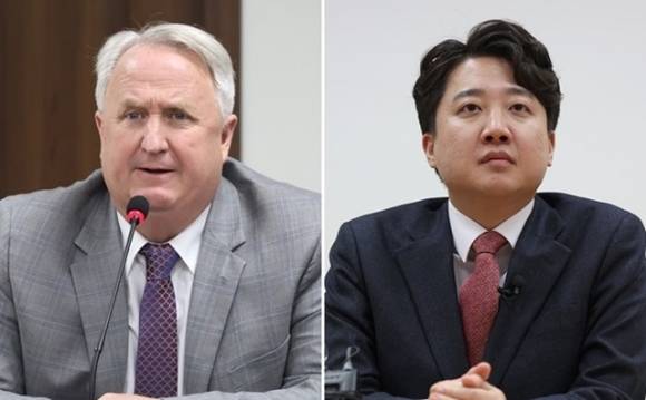 국민의힘 인요한(왼쪽) 혁신위원장이 17일 서울 여의도 당사에서 열린 혁신위원회 8차 회의에서 발언하고 있다. 오른쪽은 26일 대구 북구 엑스코에서 ‘더 나은 미래를 향한 우리의 고민’ 토크 콘서트에 앞서 기자 간담회 중인 이준석 전 국민의힘 대표. 연합뉴스 자료사진